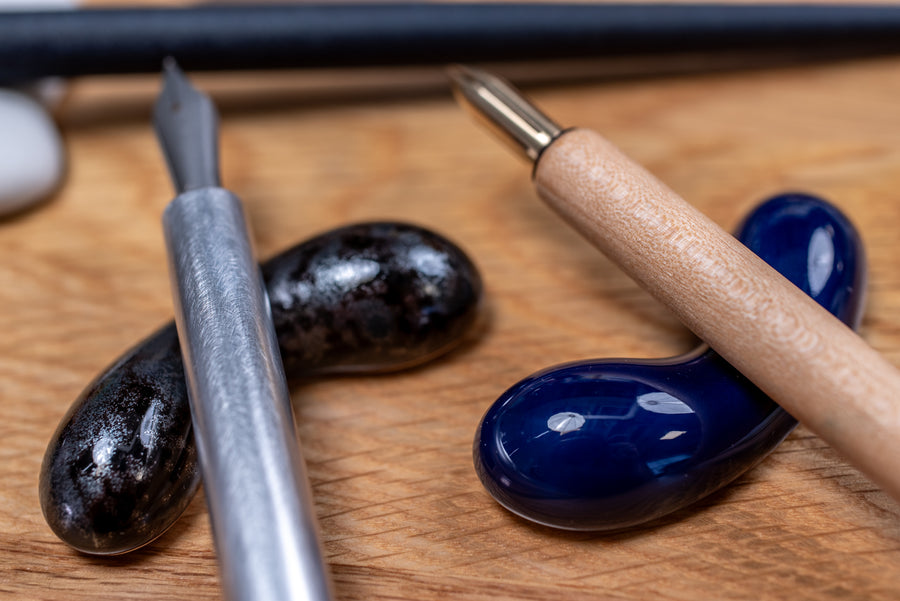 Hasami Pen Rest, Yuteki (Reactive Black)